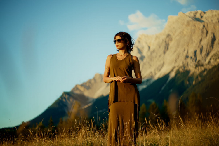 Elegante Frau mit der federleichten Rolf Brille Azul aus nachhaltigen Bohnen – natürlicher Look mit Stil