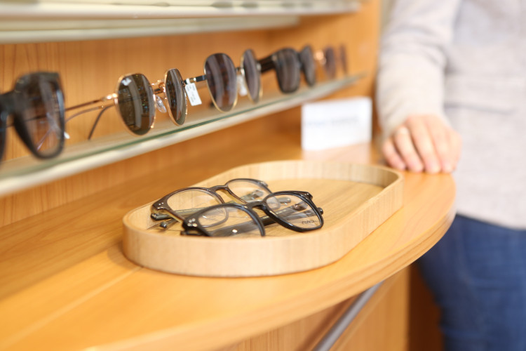 Brillen auf einem Brillentablett bei Ihrem Optiker in Lingen – stilvolle Fassungen für jedes Gesicht.