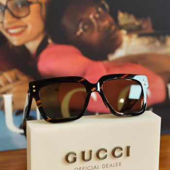 Stylische Gucci-Sonnenbrille als möglicher Hauptgewinn bei einem Gewinnspiel im Optikgeschäft