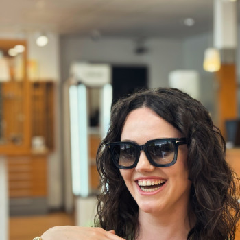 Frau trägt Sonnenbrille von Tom Ford im Optikgeschäft